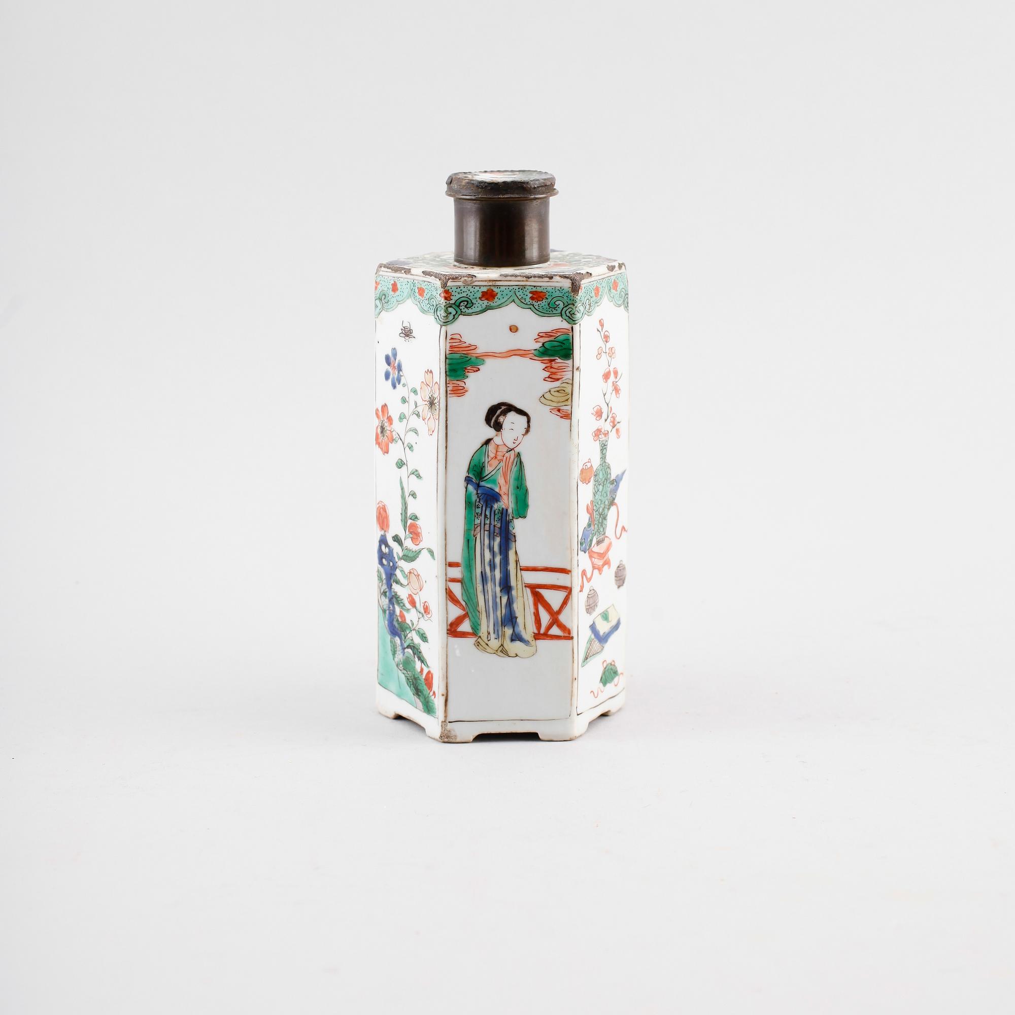 A famille verte teapot, Qing dynasty, Kangxi (1662-1722).