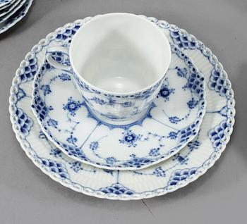 SERVISPORSLIN, 16 st, porslin, "Musselmalet", Royal Copenhagen, 1900-talets andra hälft.