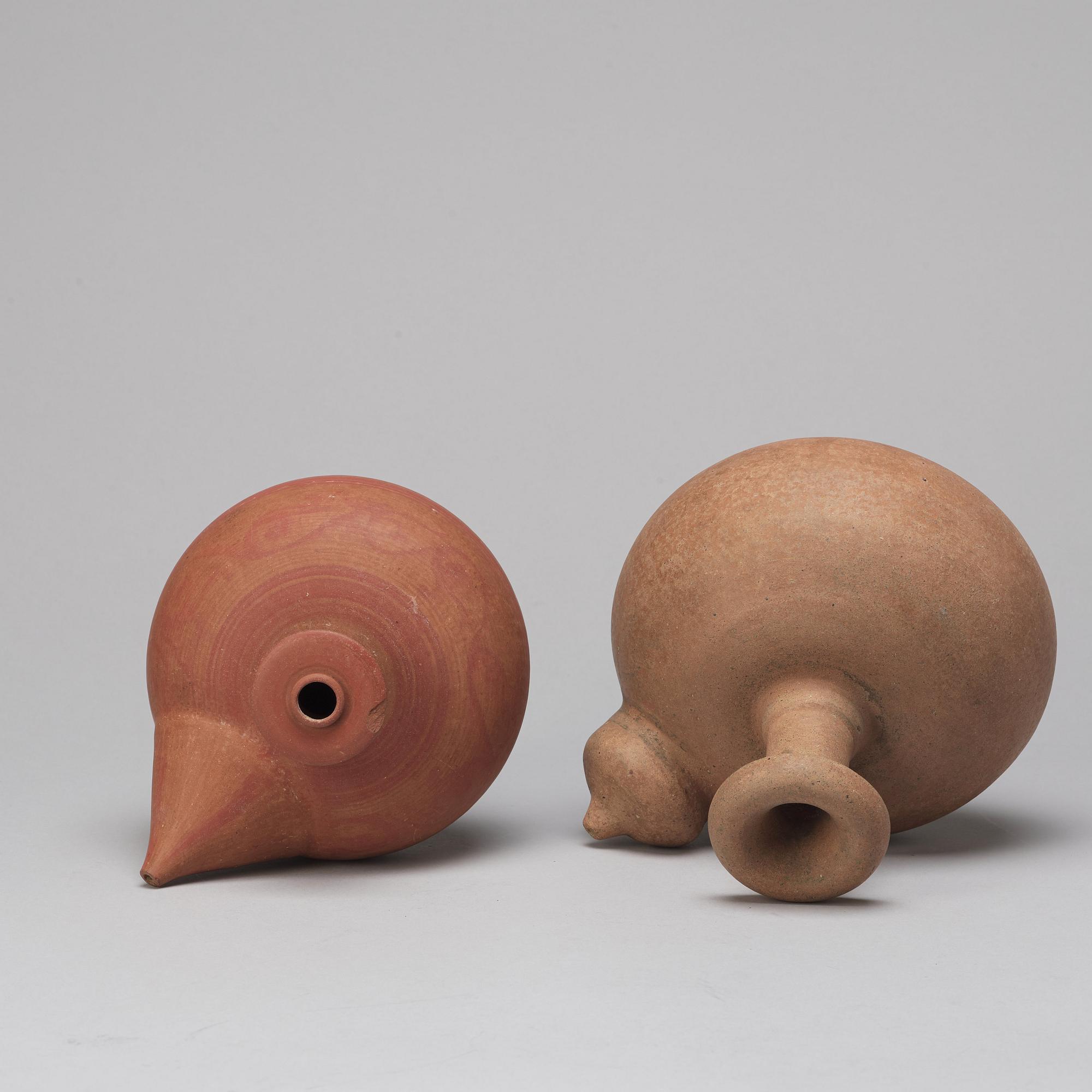 KENDI, två stycken, lergods. Sawankhalok, Thailand, troligen 1500-tal.