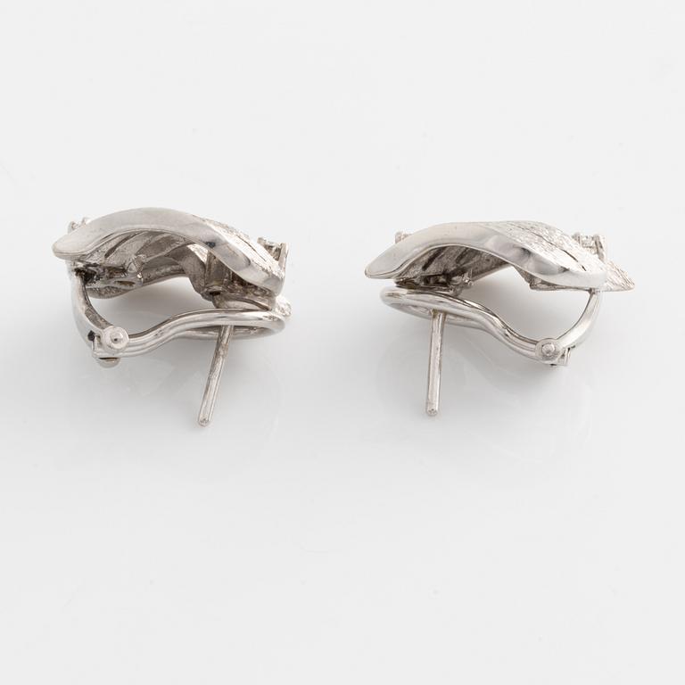 A pair of earrings in 18K white gold with round brilliant-cut diamonds.