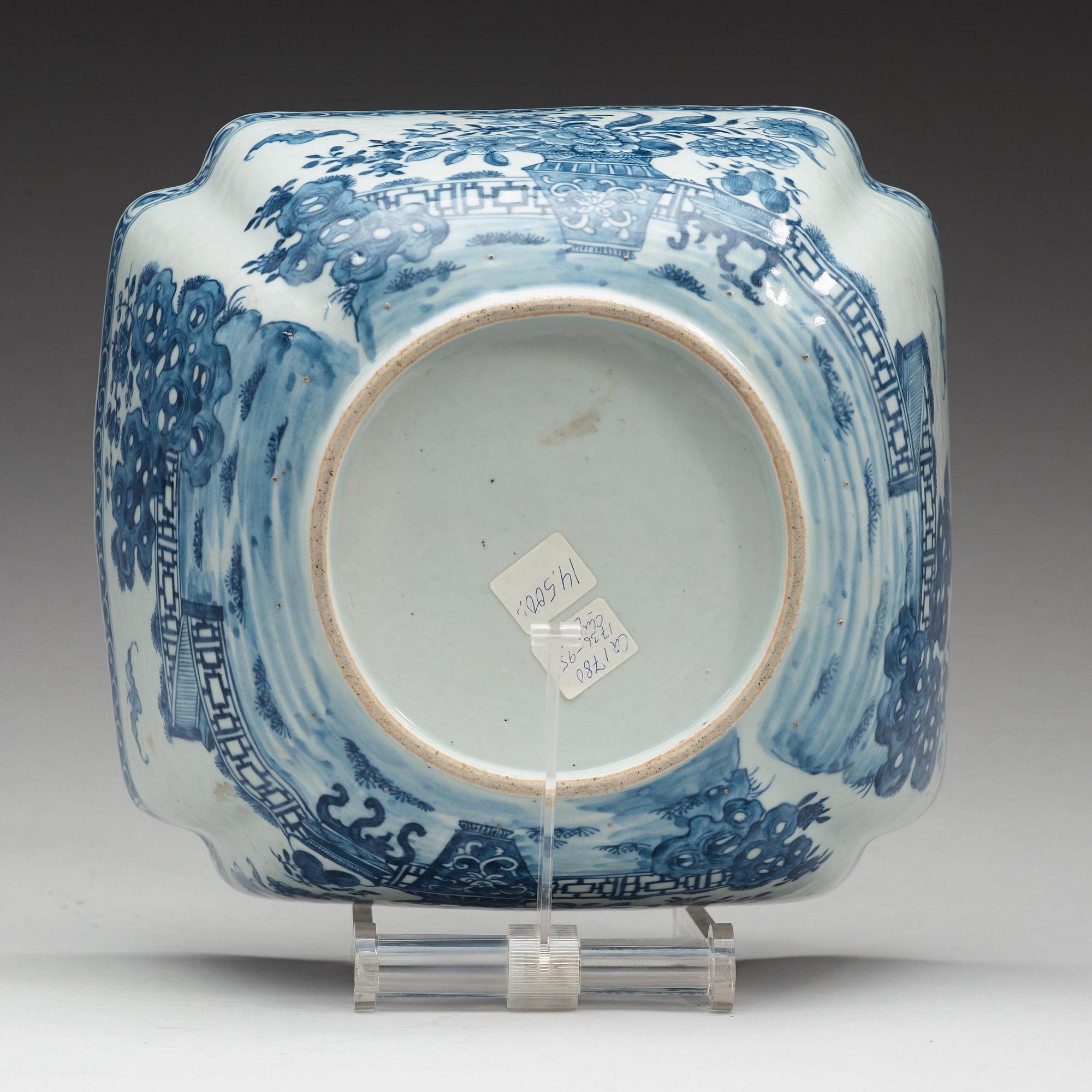 A blue and white bowl, Qing dynasty, Qianlong (1736-95).
