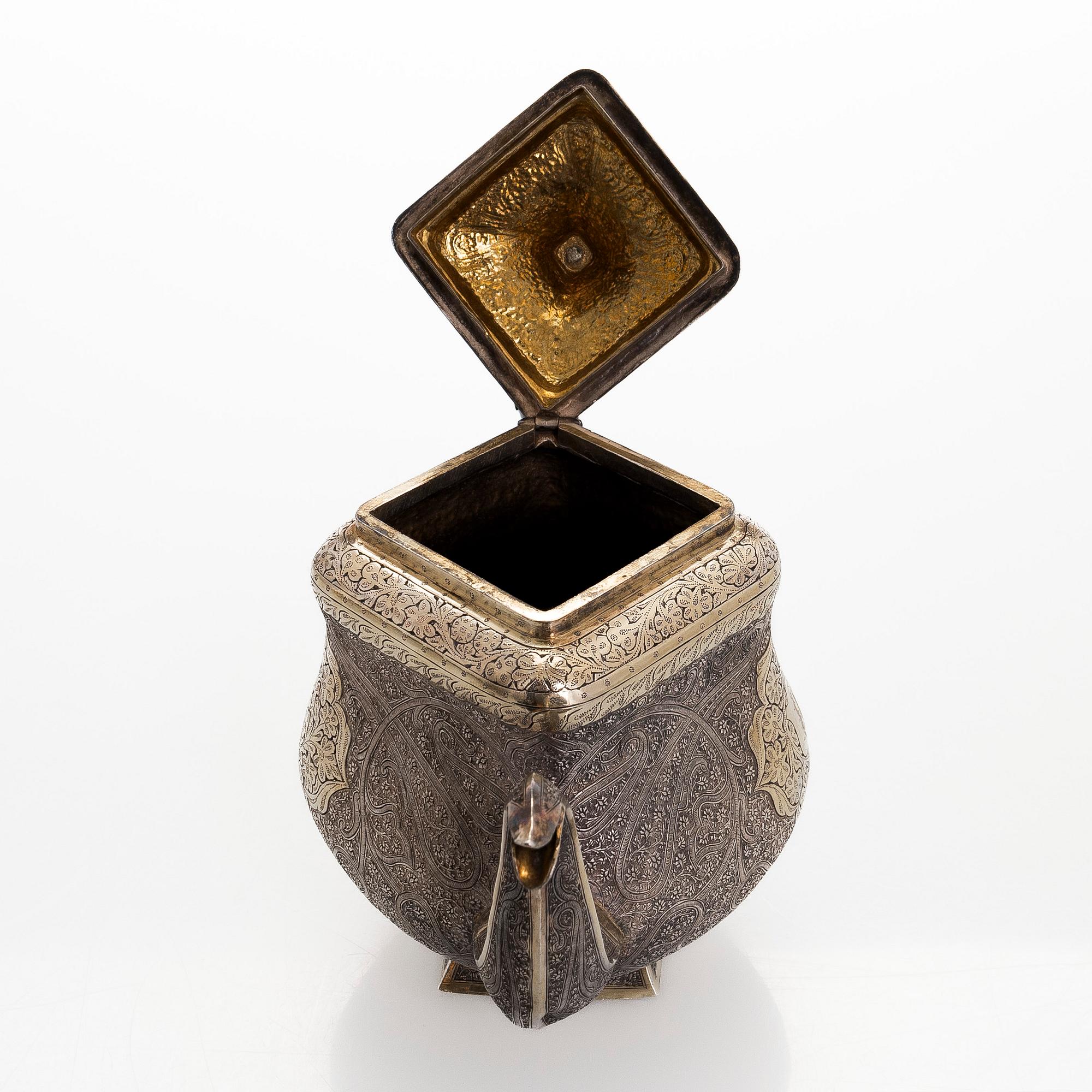 Teekalusto, 3 osaa, hopeaa, osittain kullattu, suomalaiset tarkastusleimat 1967.