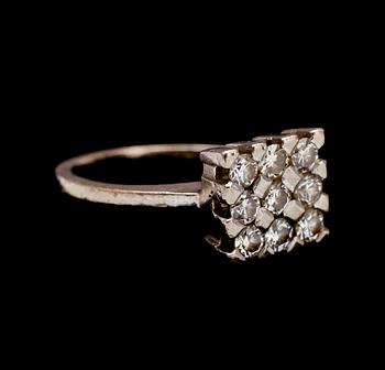 RING, 18k vitguld med 9 briljantslipade diamanter tot ca0,45ct. Vikt 5,1g.