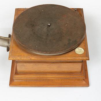 A gramophone, early 20th century, U.S.A.