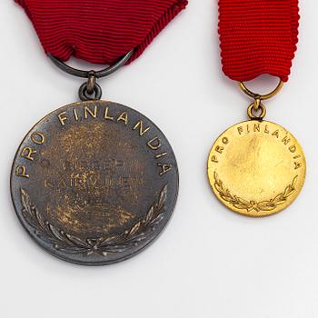 Birger Kaipiainen, "Pro Finlandia" medalj samt miniatyrmedalj, silver, tillverkare Tillander Helsingfors.