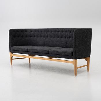 Arne Jacobsen, & Flemming Lassen, Soffa, ”Mayor AJ5”, &Tradition, Danmark, 2000-tal.