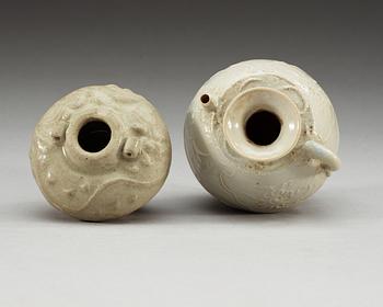 A set of two white glazed small urns, Yuan (1271-1368) and Ming dynasty (1368-1644).