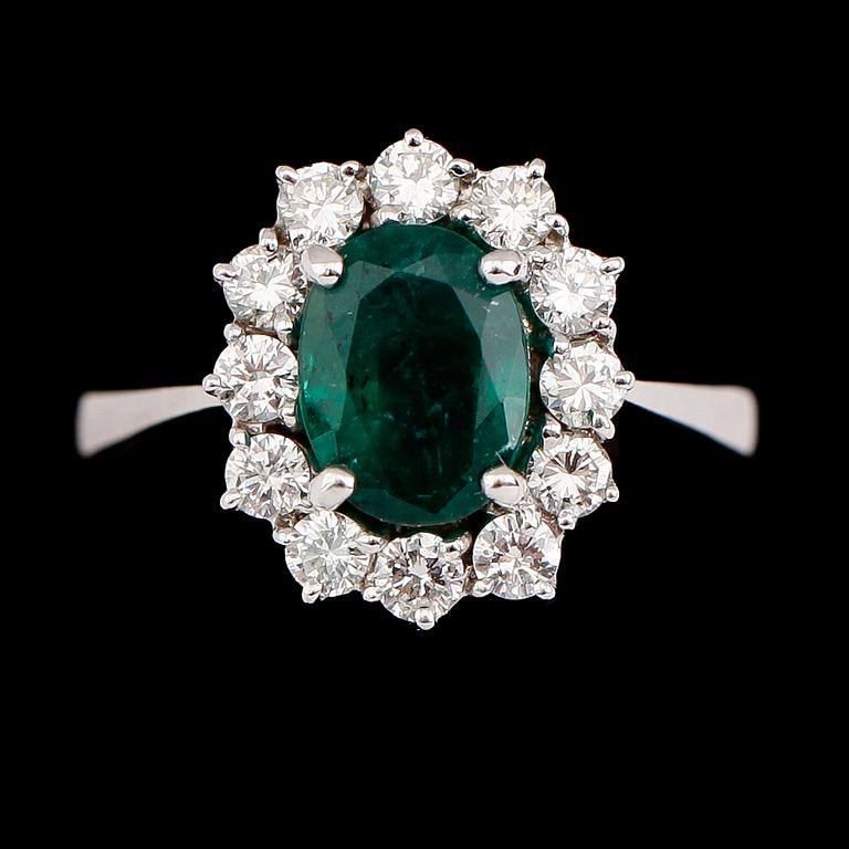 RING, 18 k vitguld, smaragd och briljantslipade diamanter. Vikt 4,5 g.