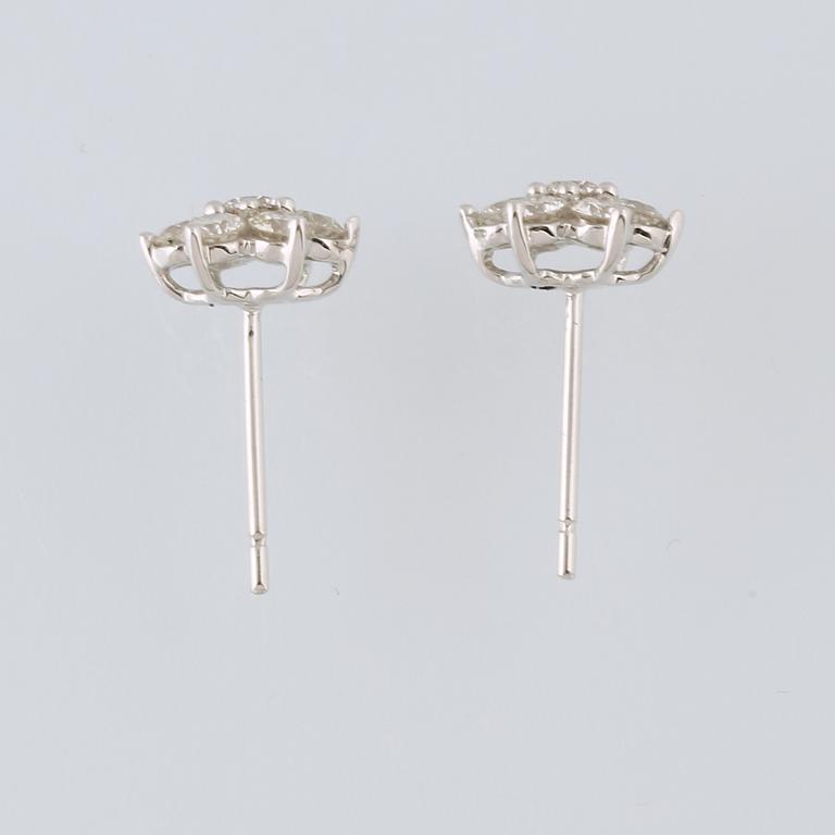 ÖRHÄNGEN, 18K vitguld med 14 briljantslipade diamanter 1.06 ct. Vikt 2,5 gram.