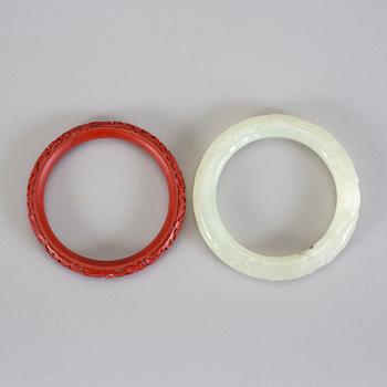 ARMBAND, 2 st. Kina, 1900-tal. Jade och lack.