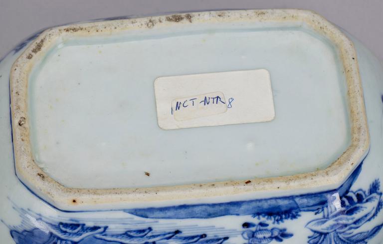 SMÖRTERRIN MED FAT, porslin, Qianlong, Kina 1700-tal.