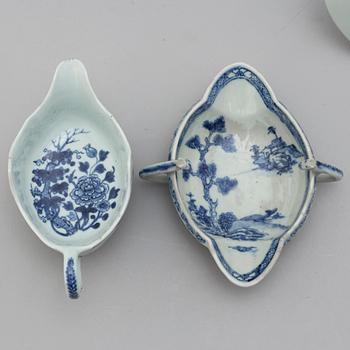 Five Chinese porcelain pieces, Qing Dynasty, Qianlong (1736-1795).