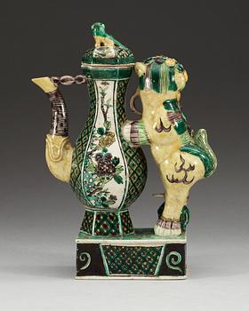 A famille verte ewer with cover, Qing dynasty, Kangxi (1662-1722).