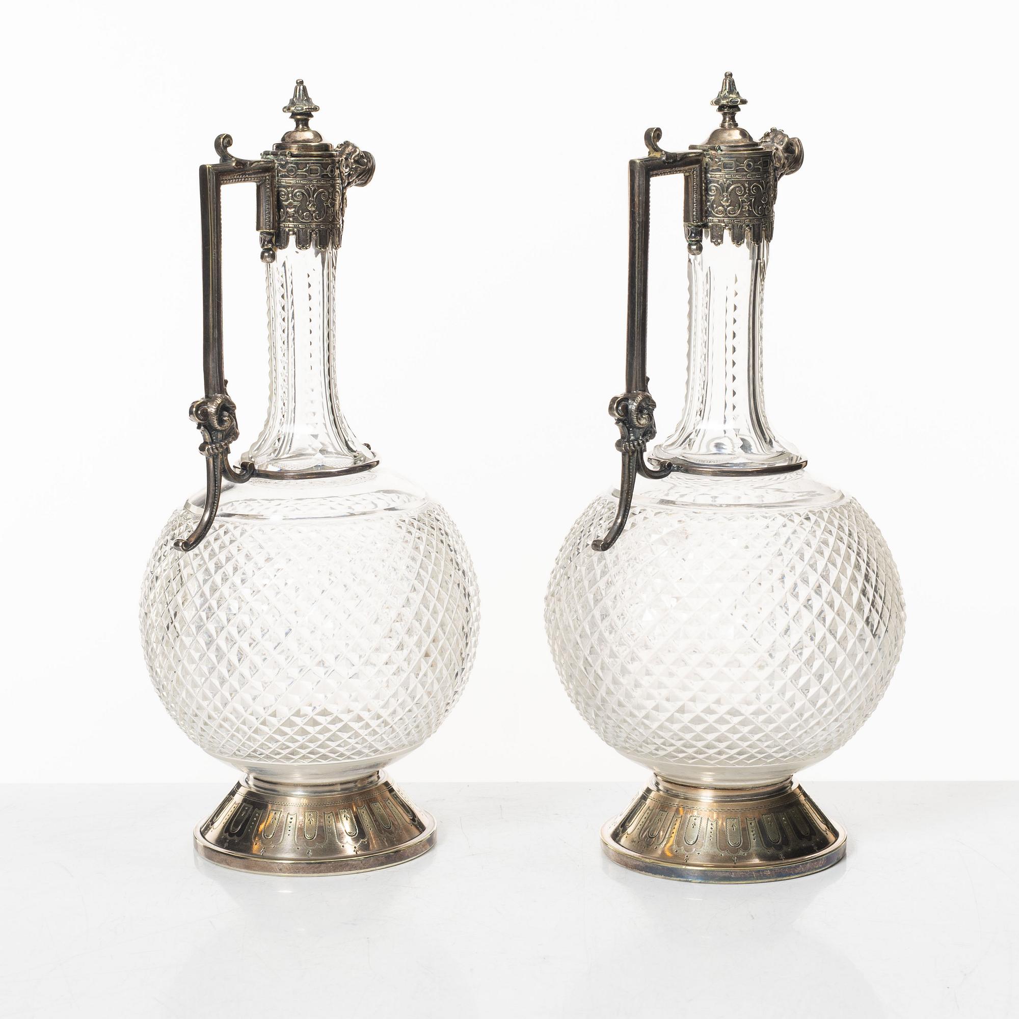 A pair of glass and silver plate decanters, first half of the 20th Century.