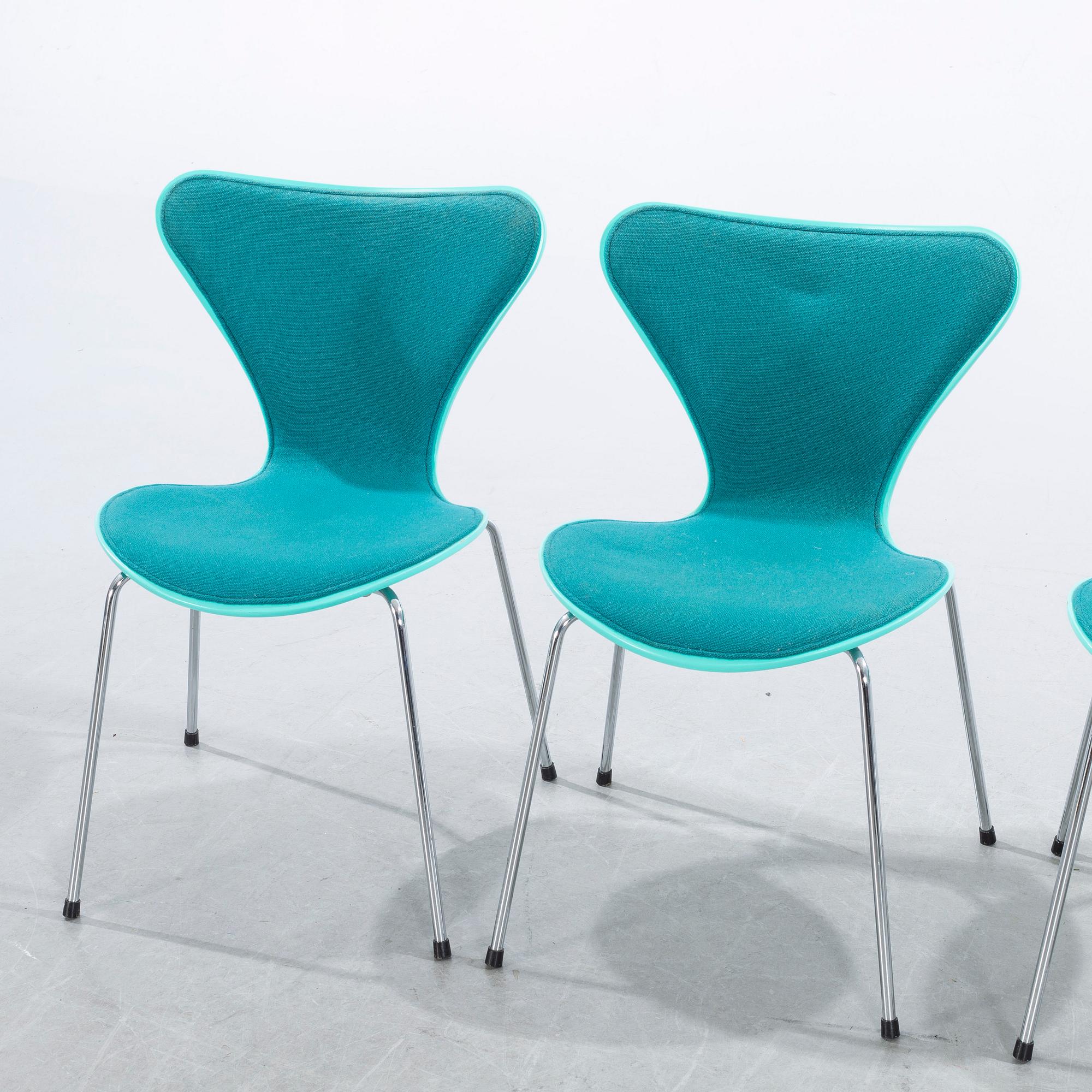 ARNE JACOBSEN, Four "Sjuan" chairs, Fritz Hansen, Denmark, 1992.