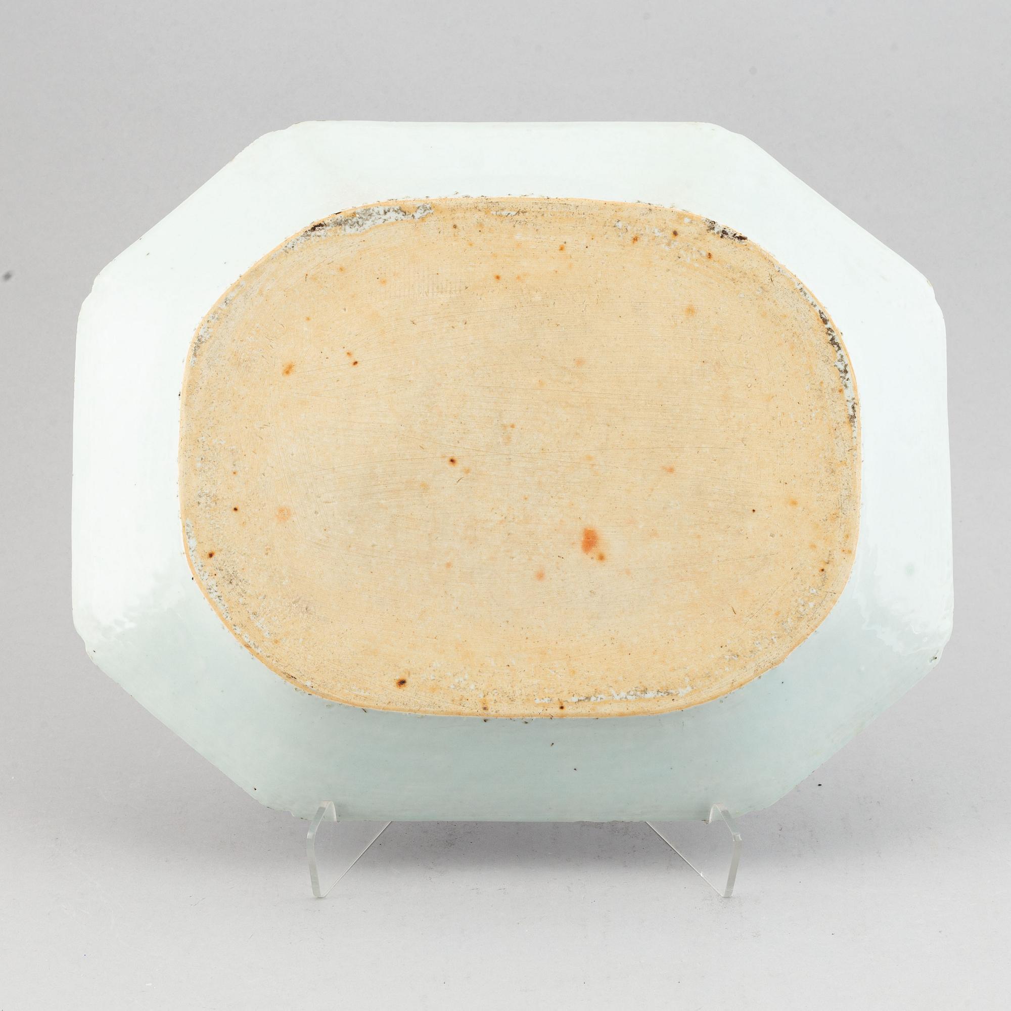 A blue and white tureen with cover and an export porcelain serving dish, Qing dynasty, Qianlong (1736-95).