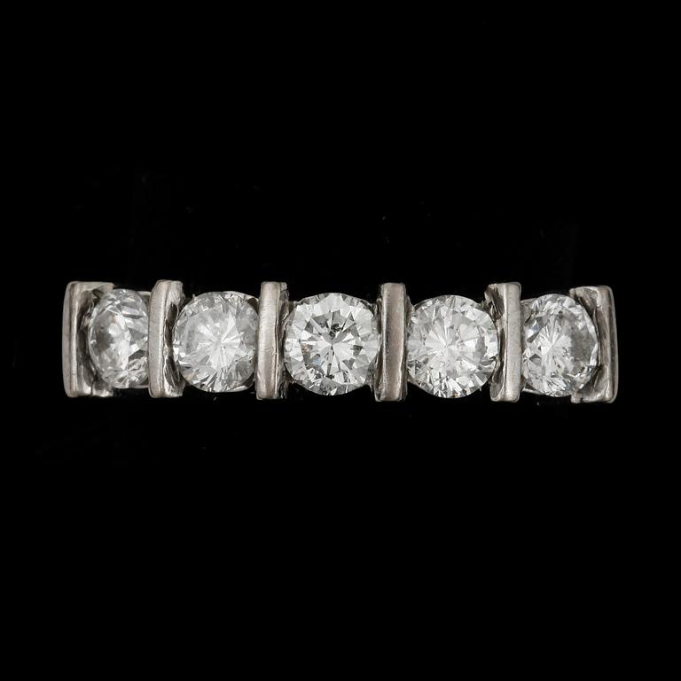 RING, 18k rött och vitguld med 5 briljantslipade diamanter tot ca1,50ct. Vikt ca8g.