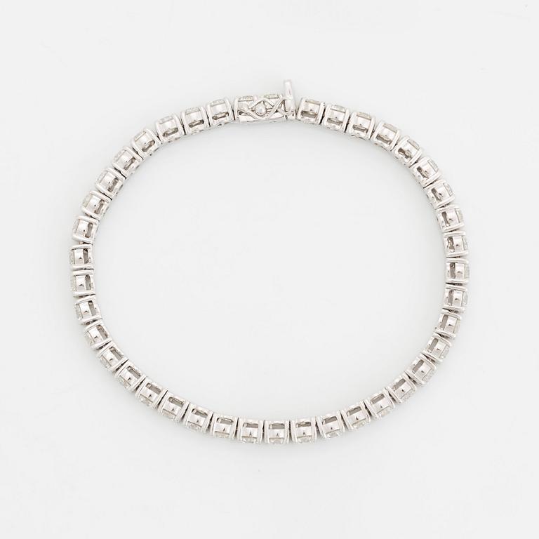 An 18K white gold bracelet set with round brillliant-cut diamonds.