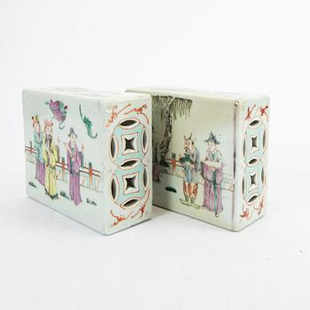 Kuddar, två stycken, porslin. Kina, tidigt 1900-tal.