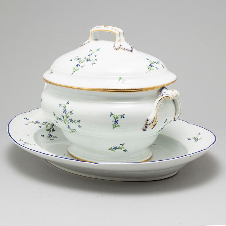 A Northern European  "Barbeau Pattern" porcelain tureen with cover and dish, 19th century and early 20th century.