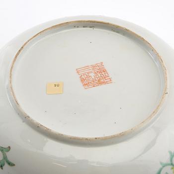 Skålfat ett par snarlika  Qing-dynastin  omkring 1900 Qianlongs märke porslin.