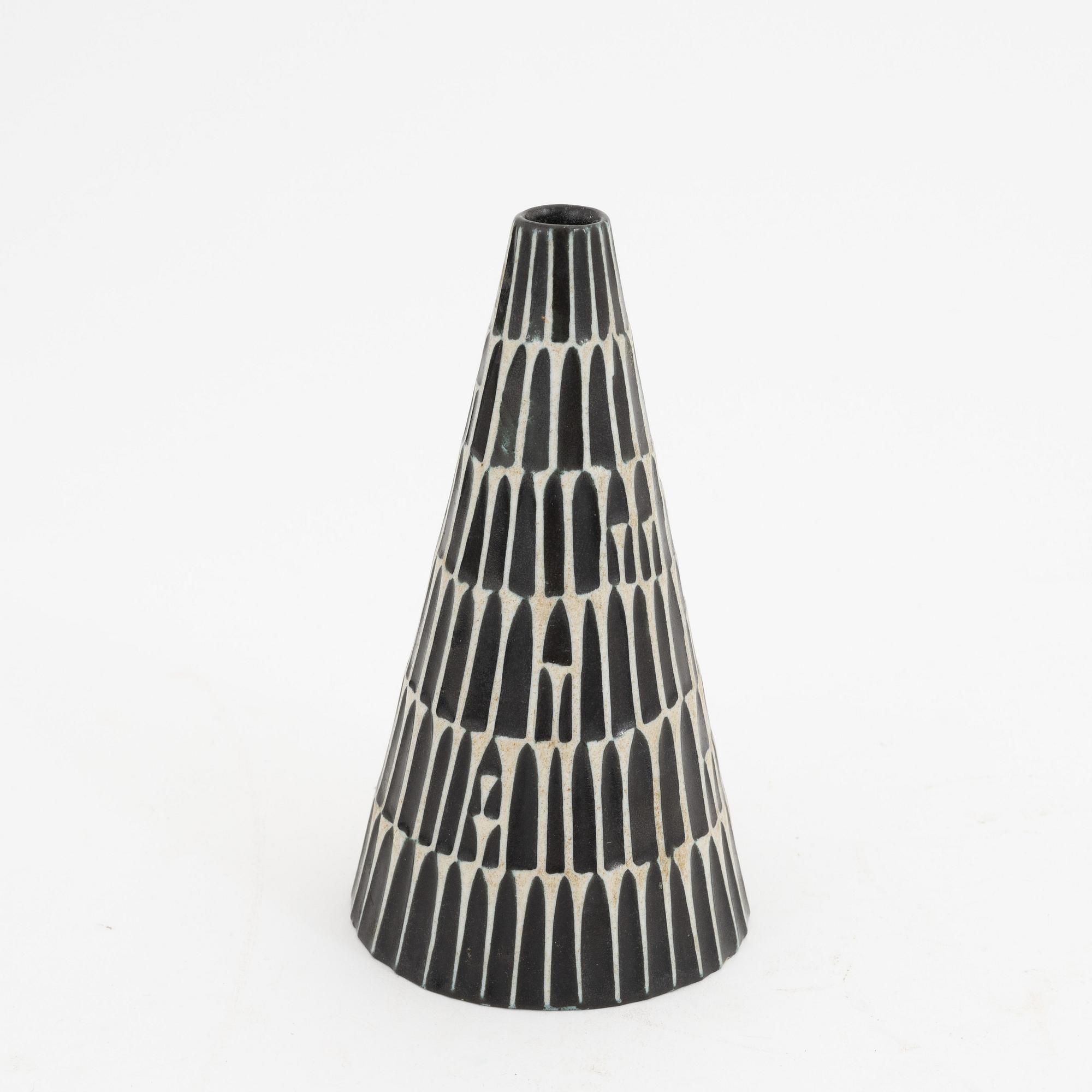Stig Lindberg, a set of three 'Domino' stoneware dishes and a vase, Gustavsberg.