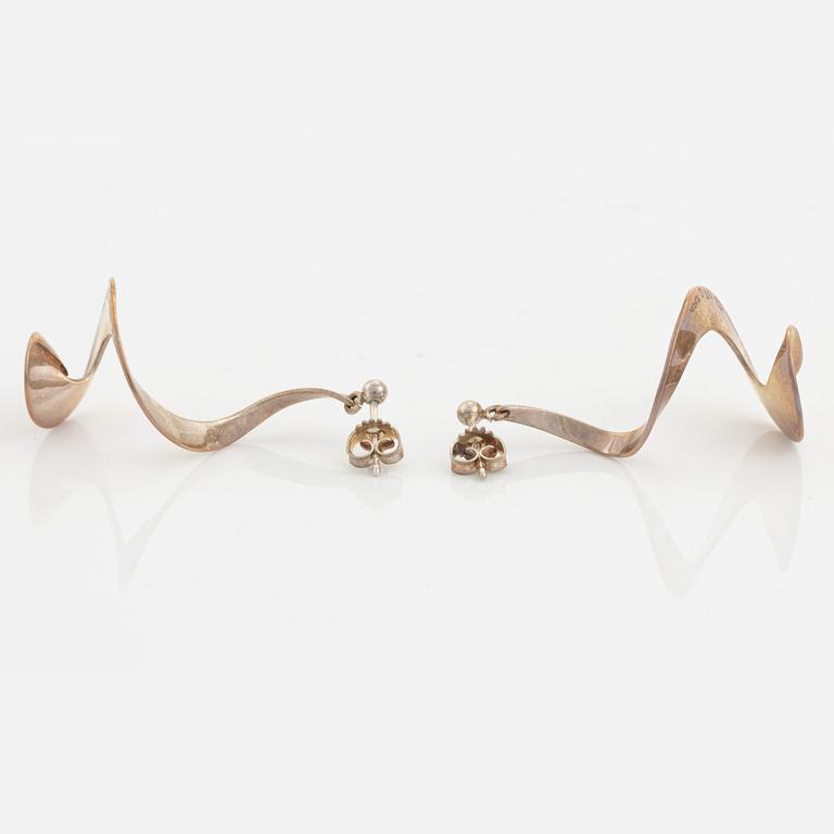 Vivianna Torun Bülow-Hübe, örhängen, "Möbius", sterlingsilver, Georg Jensen, Danmark.