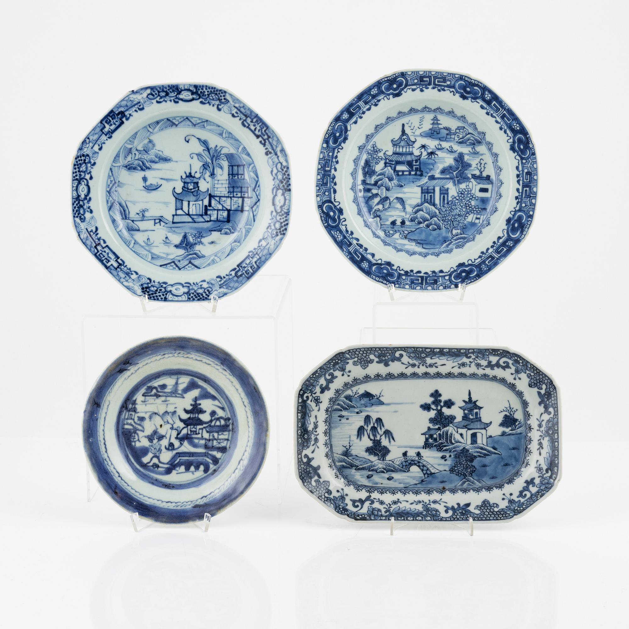 A pair of blue and white porcelain dinner plates and two dishes. Qing dynasty, Qianlong (1736-1795).