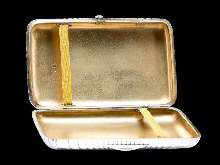 CIGARETTETUI, silver,St. Petersburg, Ryssland, sent 1800-tal, vikt 184 g.