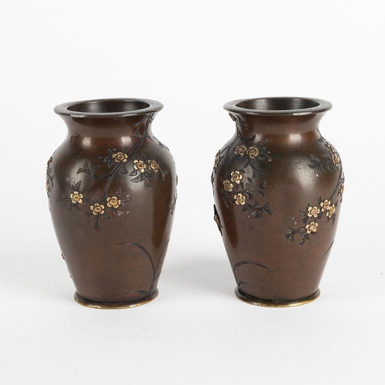 A pair of bronze vases, Japan, Meiji.