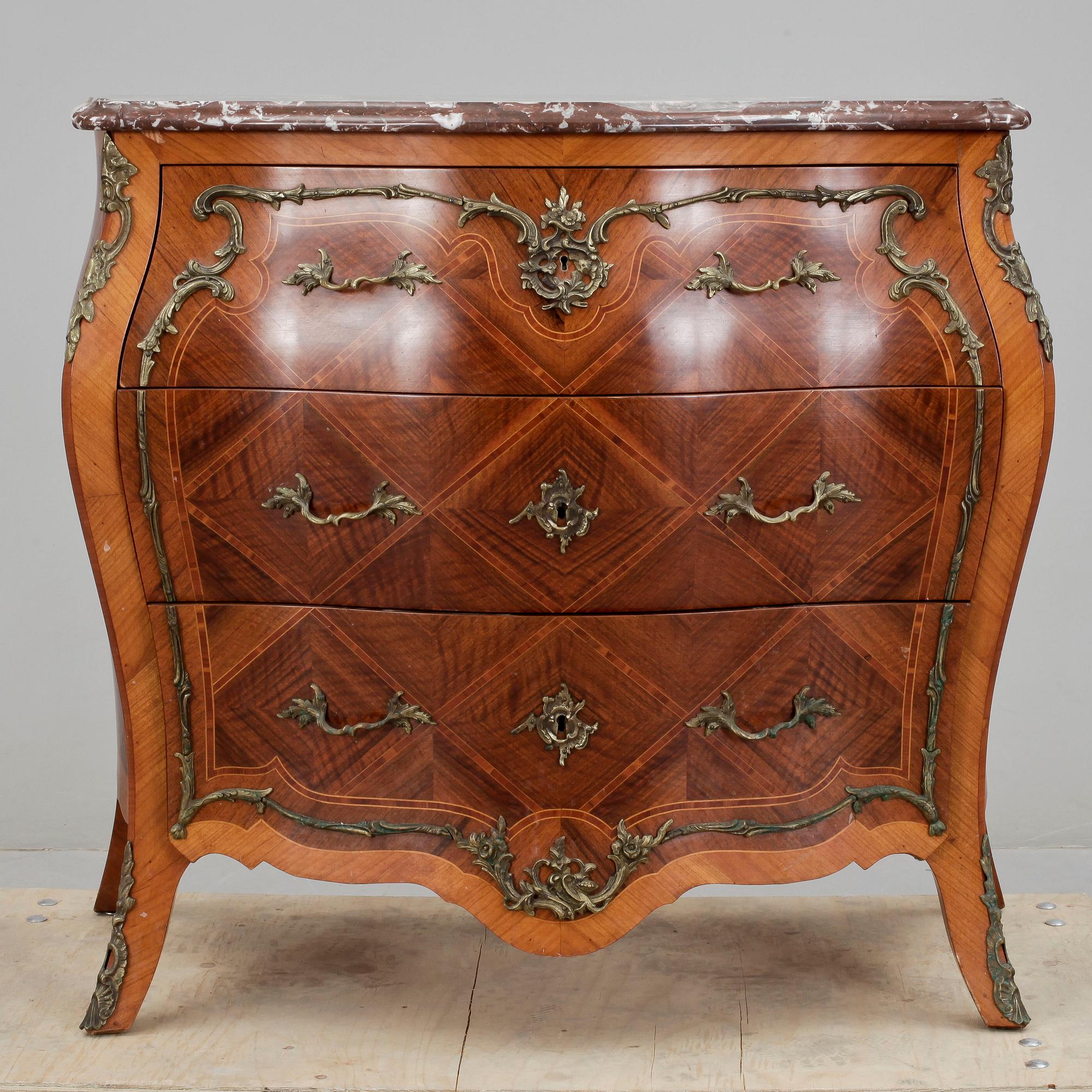 BYRÅ, rokokostil, 1900-talets andra hälft.