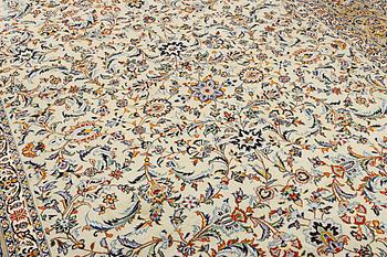 A Kashan carpet a. 380 x 260 cm.