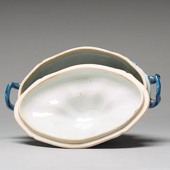 A blue and white tureen with cover, Qing dynasty, Qianlong (1736-95).