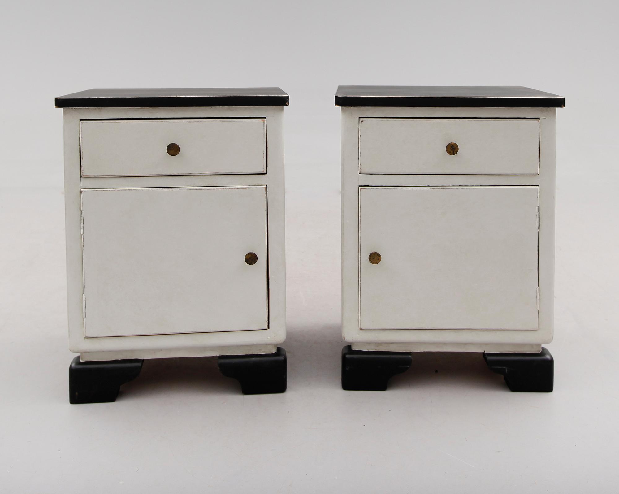 SÄNGBORD, 1 par, 1900-talets första hälft.