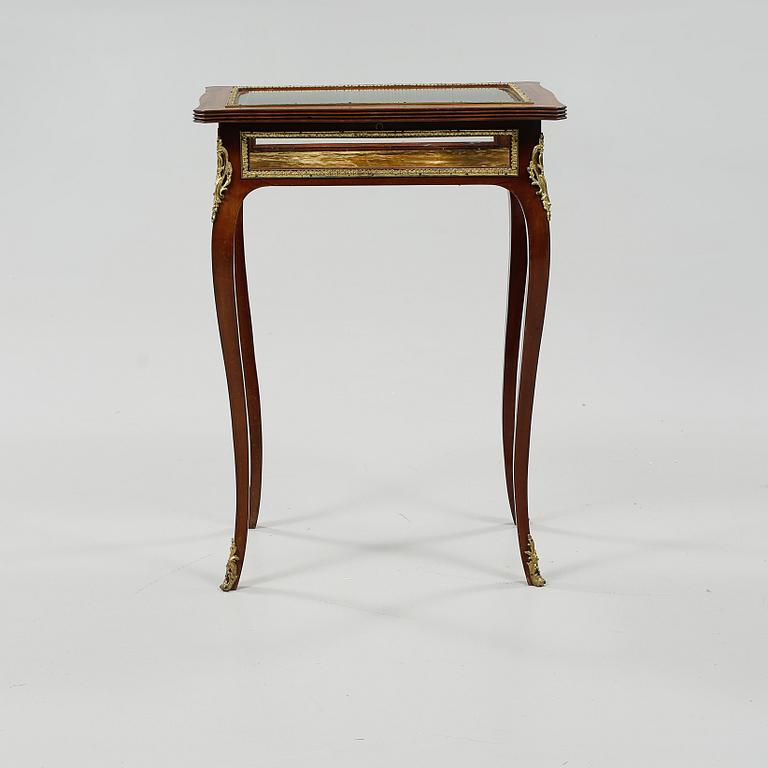 MONTERBORD, rokokostil. 1900-talets andra hälft.