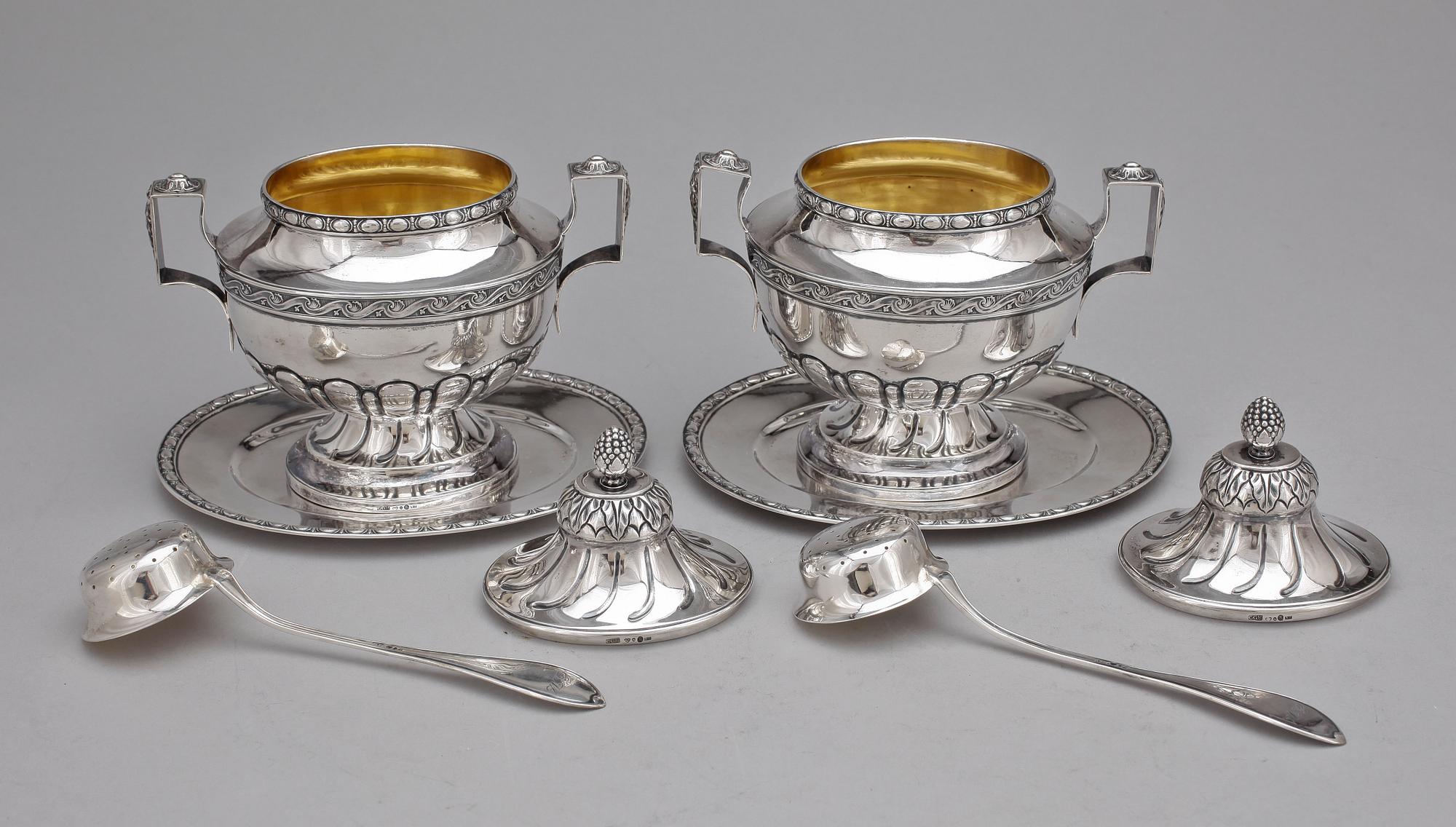SOCKERSKÅLAR, ett par, silver, C G Hallberg, Stockholm, 1917. Totalvikt ca 1086 g.