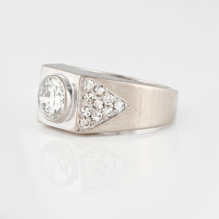 RING, med gammalslipad diamant ca 1.00 ct samt 10 små briljantslipade diamanter på vardera sida.