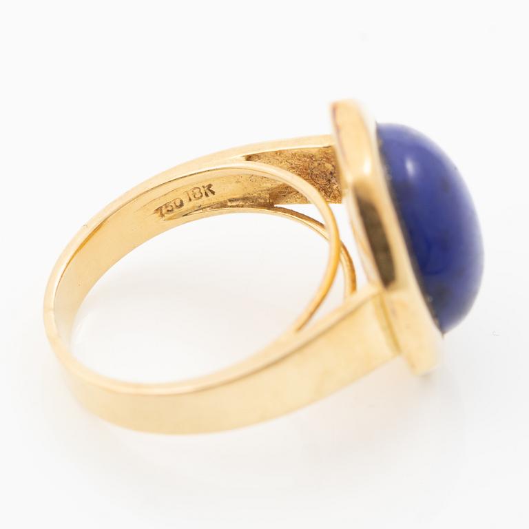 18K gold ring with lapis lazuli.