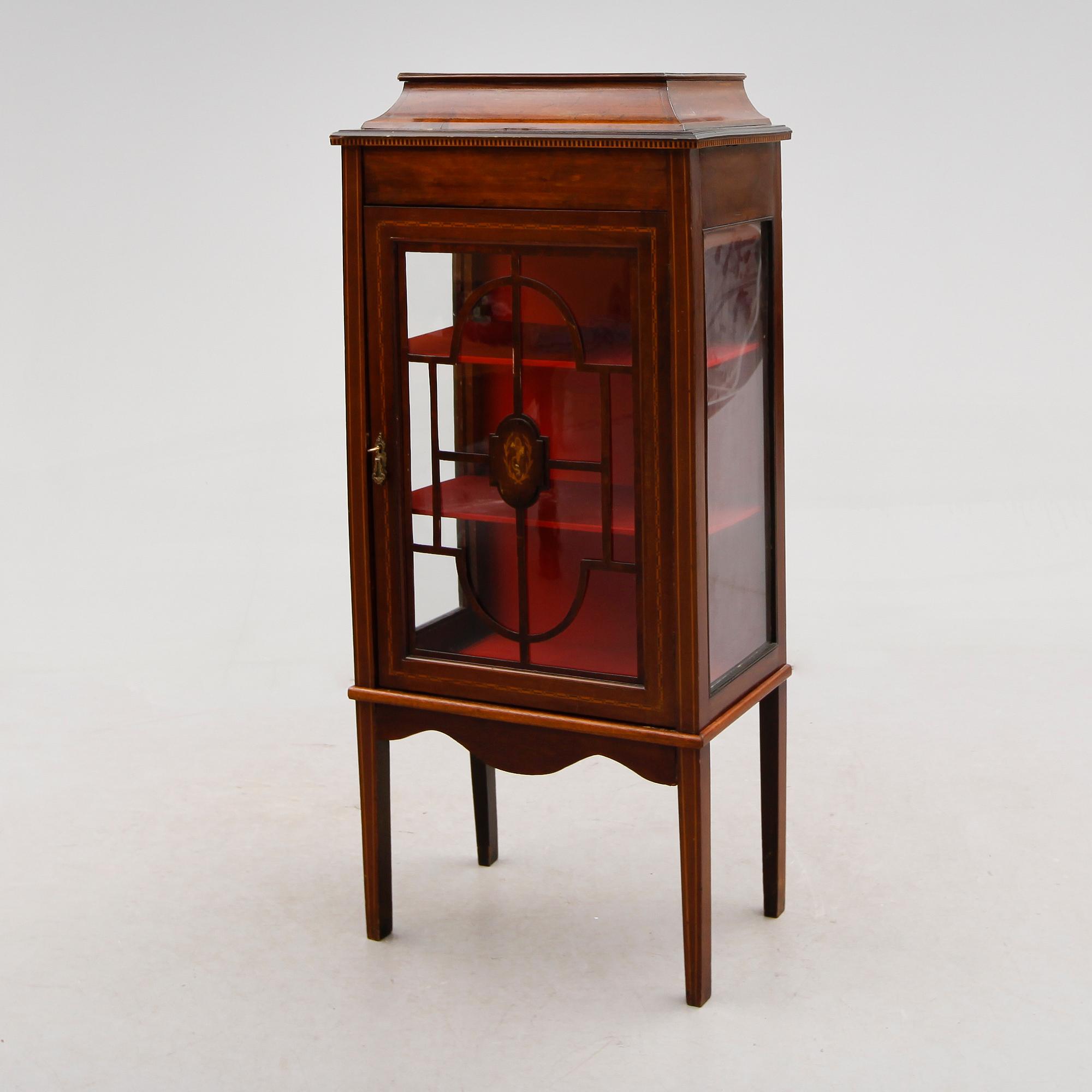 VITRINSKÅP, England, 1900-talets första hälft.