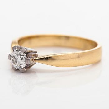Ring, solitär, 18K guld med en briljantslipad diamant.
