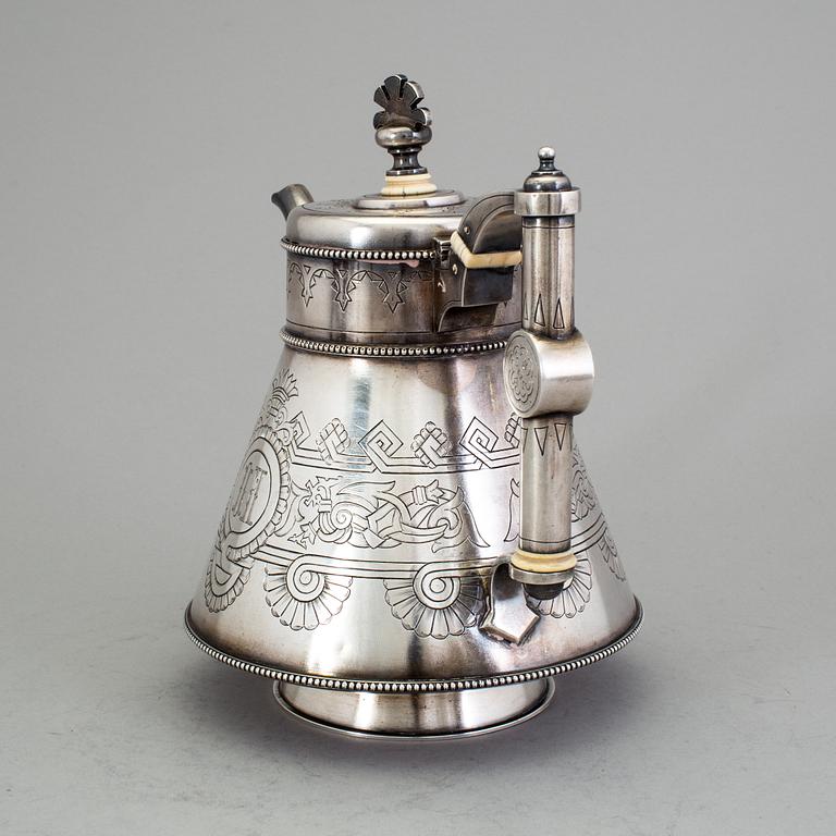 A Russian 19th century parcel-gilt tea-pot, mark of Nicolai Kemper, St. Petersburg 1882.
