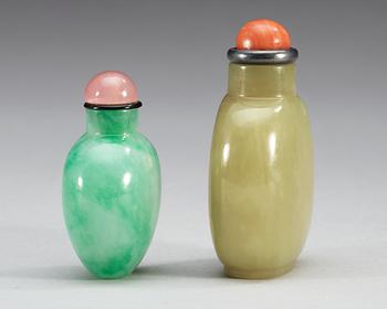 SNUSFLASKOR, två stycken, nefrit. Qing dynastin (1644-1912).