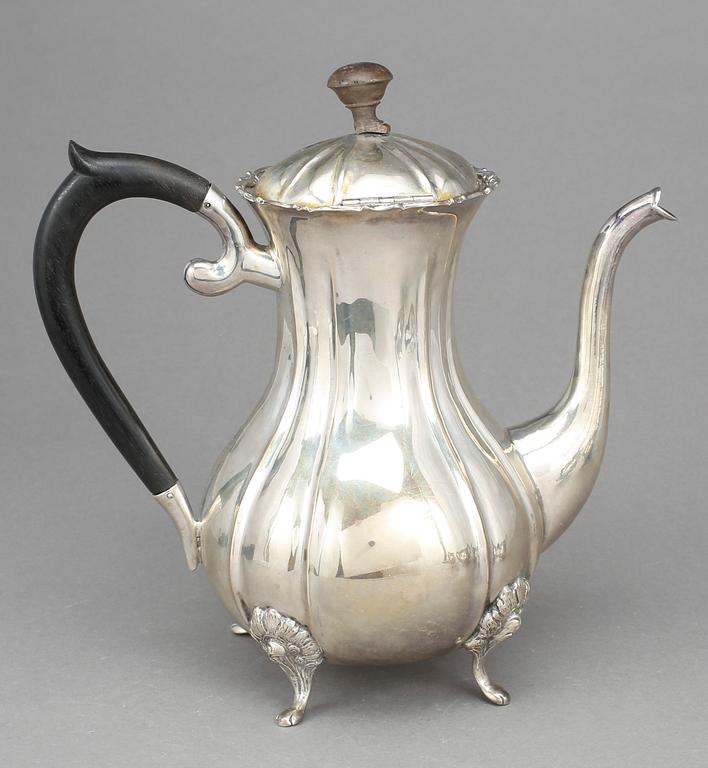 KAFFESERVIS, 3 delar, silver, rokokostil, Tyskland, svenska importstämplar, 1900-talets första hälft. Vikt ca 1205g.