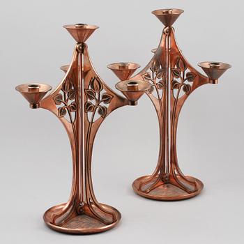 KANDELABRAR, ett par, koppar, jugendstil, omkring 1900-talets mitt.
