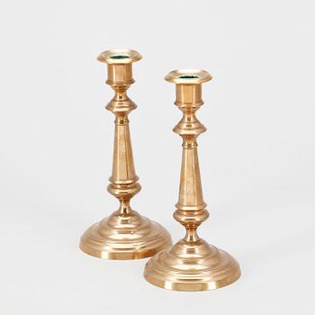 LJUSSTAKAR, ett par, mässing, Nils Petter Linderberg, Sundsvall, 1850-1870.