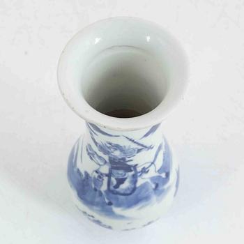 A blue and white porcelain vase, China, late Qing dynasty.