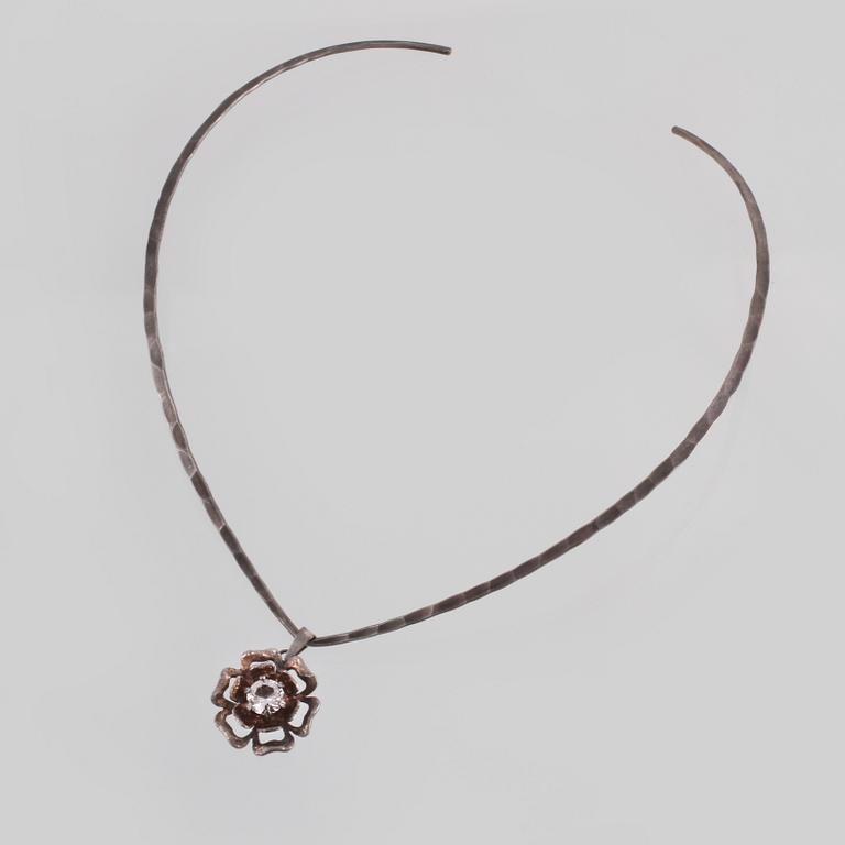 HÄNGE, sterlingsilver med fasettslipad bergkristall,  Theresia Hvorslev. Vikt 16,3 gram.