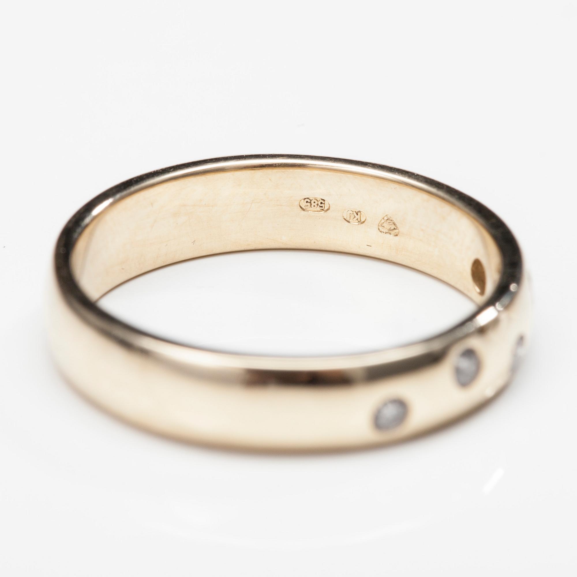 RING, 14K guld, 5 små diamanter, finska kontrollstämplar. Vikt 3,4 g.