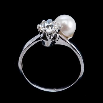 A RING, antique cut diamond c. 0.80 ct. H/si3, pearl Ø 7 mm.