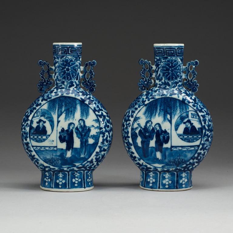 A pair of blue and white bottles, late Qing dynasty.